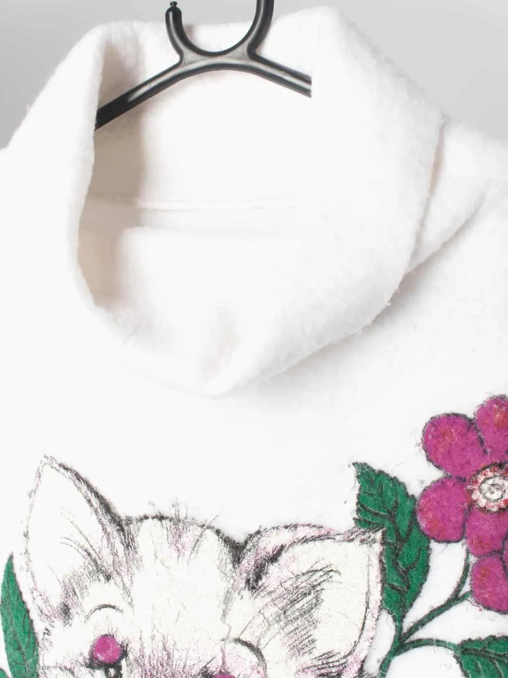 Vintage novelty sweatshirt with cute white cat kitten and pink spring flowers – Medium / Large